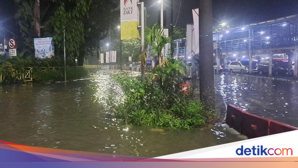 Kampung Rambutan Terminal Temporarily Flooded Due to Cipinang River Overflow