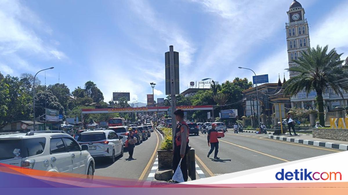3,200 Vehicles Enter Puncak Bogor in One Hour, One-Way System Implemented