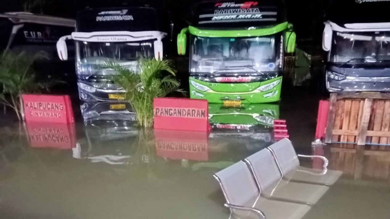 Kampung Rambutan Terminal Flooded Due to Heavy Rain, Cipinang River Overflows