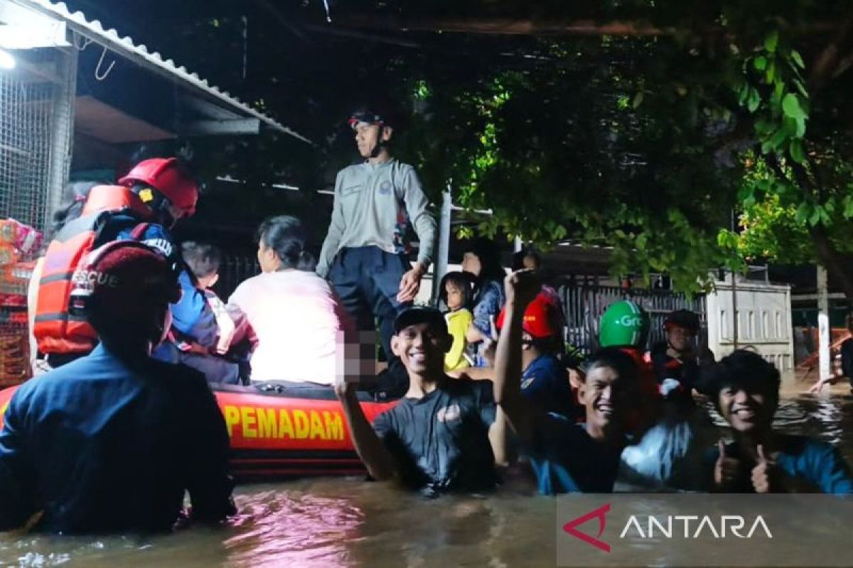 Floods Submerging 10 RW in Ciracas Caused by Runoff Water from Depok