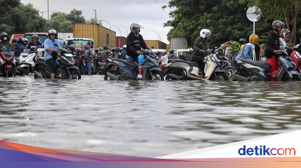 46 Neighbourhoods in Jakarta Still Flooded This Morning, Water Levels Reach 80 Cm