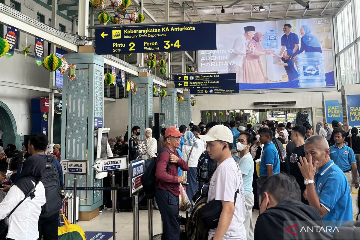 Day After Eid, Returnees and Migrants Begin Arriving Back in Jakarta