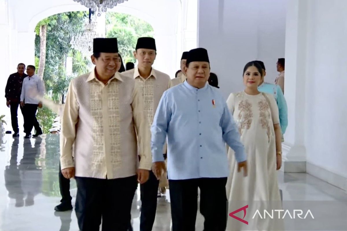 Prabowo welcomes former leaders at Eid open house