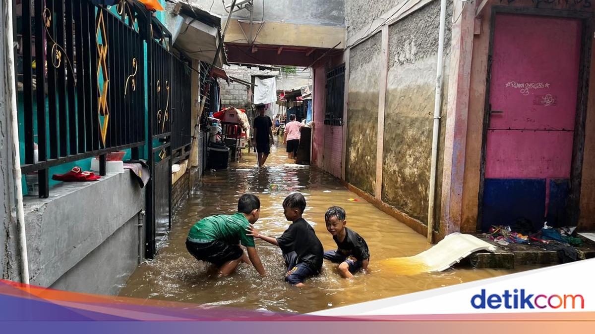 Second Day of Eid, Ciracas Residents in East Jakarta Still Face Flooding