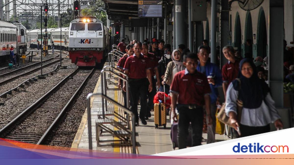 Returnees Begin Arriving: 41,663 Train Passengers Reach Jakarta