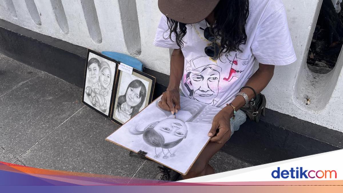 Street Caricature Artist in Malioboro Complains of No Customers Today