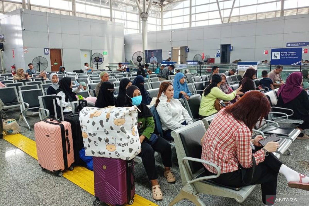 On the second day of Eid, Jatinegara Station still crowded with homebound travellers