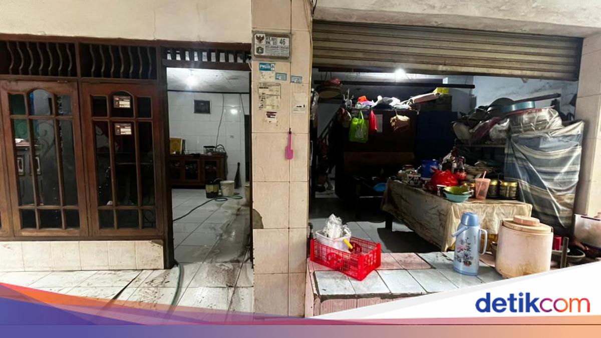 The Sadness of Ciracas Residents: All Lebaran Cakes Float Away Due to Flooding