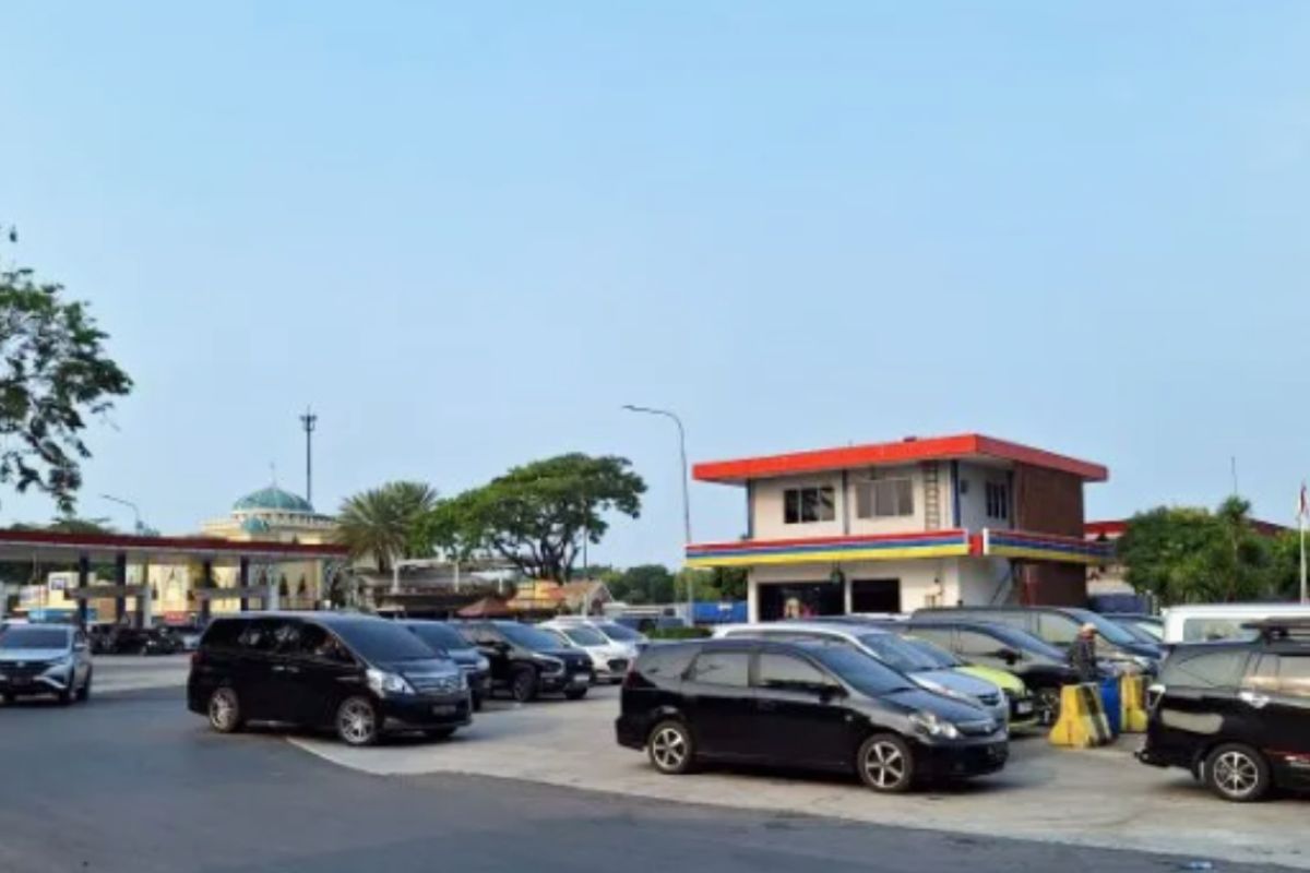 Officers implement open-close system for rest area to address congestion on Jakarta-Cikampek Toll Road