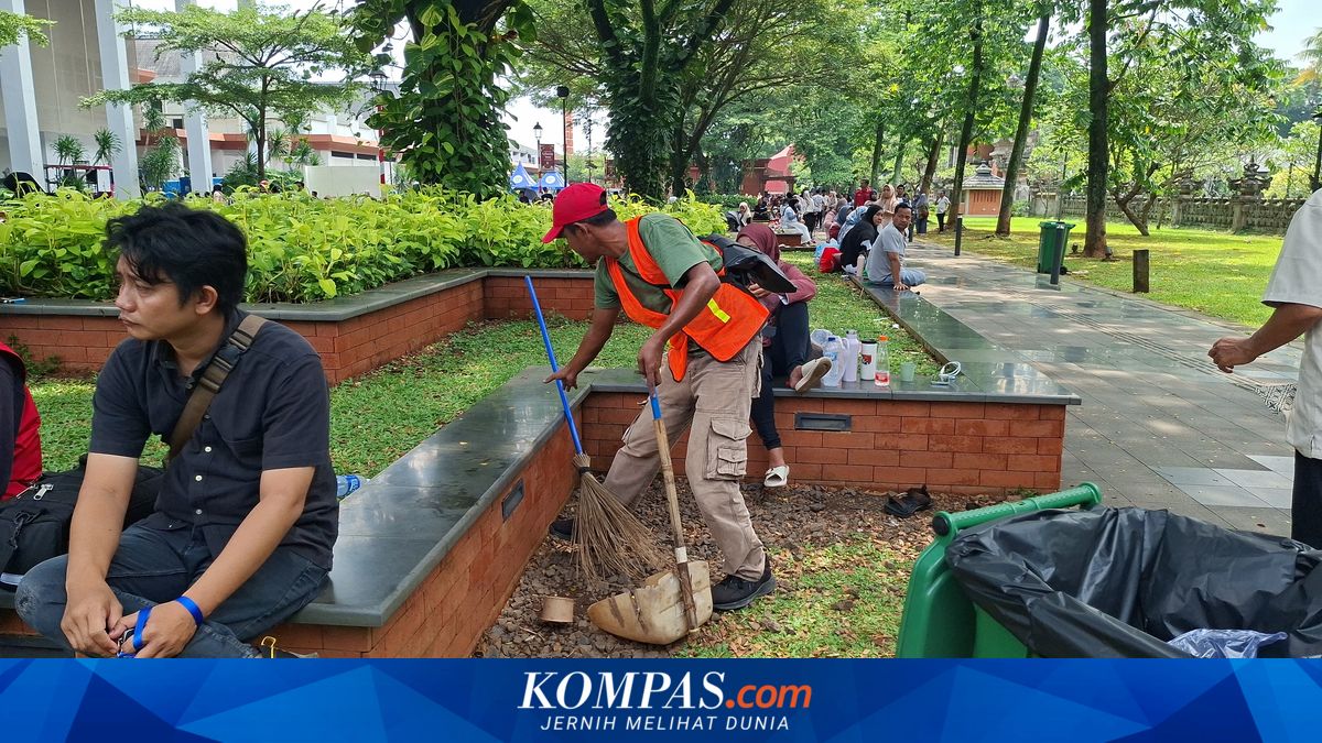 Gratitude of Former TMII Cleaner, Called Back for Lebaran Assistance