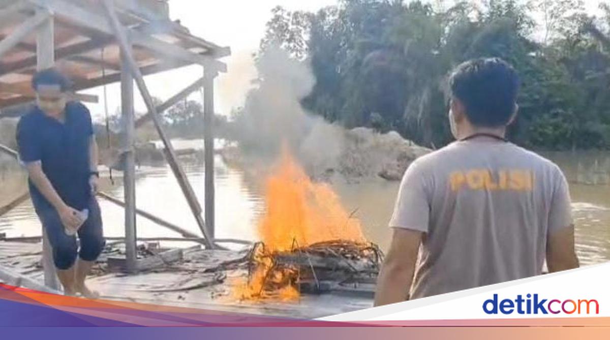 Police Crack Down on Illegal Mine in Sungai Bawang, Kuansing; PETI Raft Destroyed