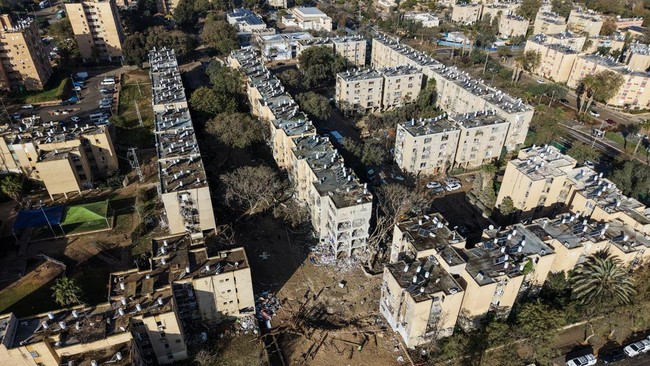 Tensions Escalate! Trump and Iran Exchange Threats, World on Edge