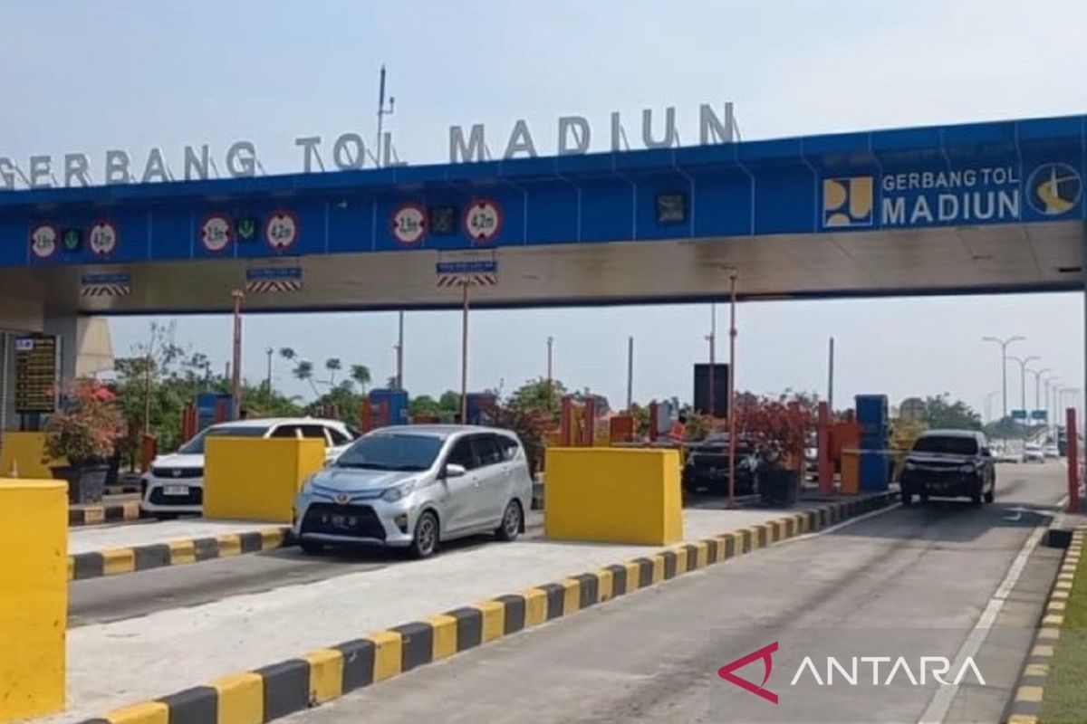 Outbound Traffic at Madiun Toll Gate on Second Day of Eid 2026 Remains High
