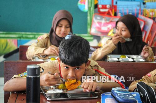 President Targets 8% Economic Growth, Strategy from Free Nutritious Meals to People's Housing