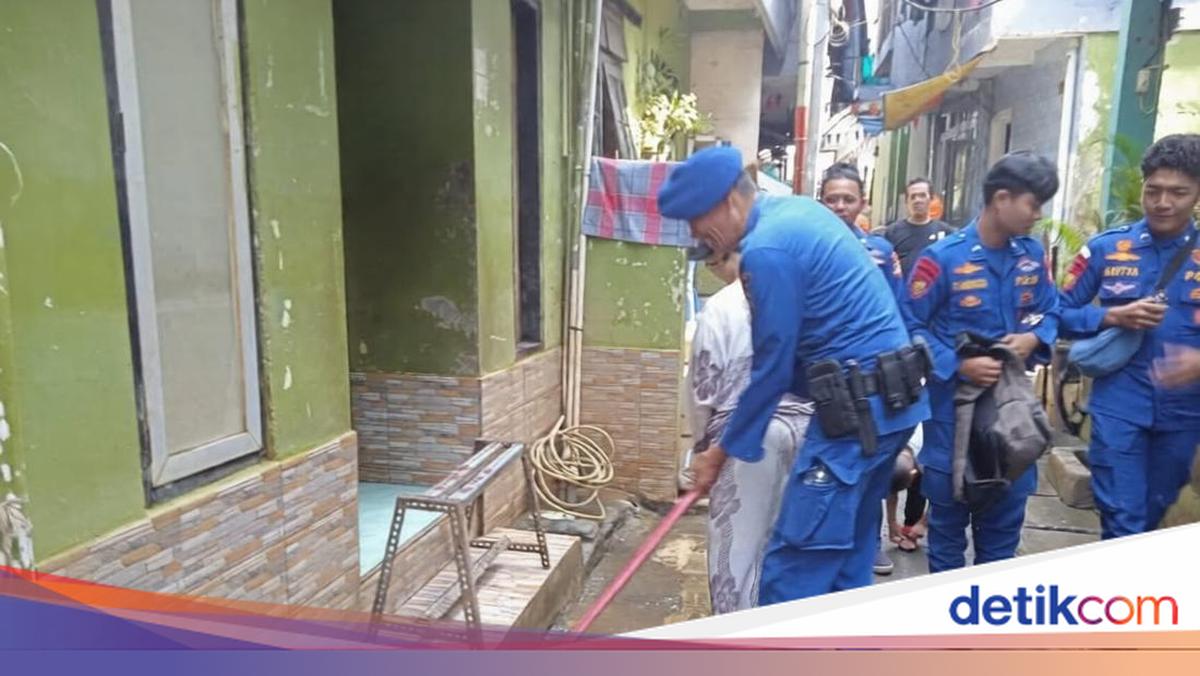 Polairud of Metro Police Assists in Cleaning Mud from Flood Aftermath in Kampung Melayu