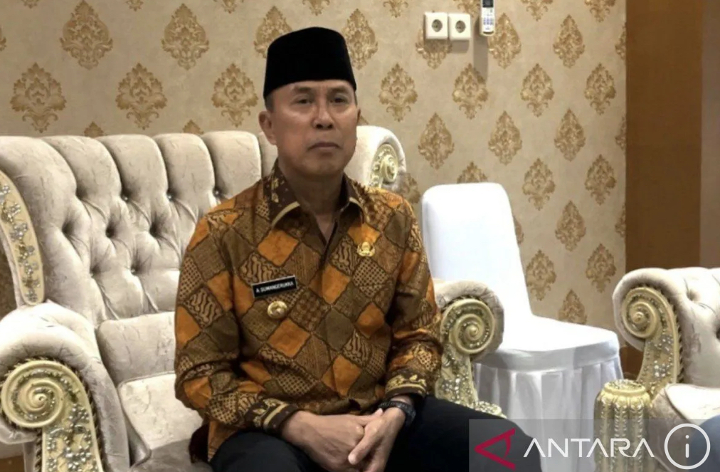 Southeast Sulawesi Residents Flock to Governor Andi Sumangerukka's Open House