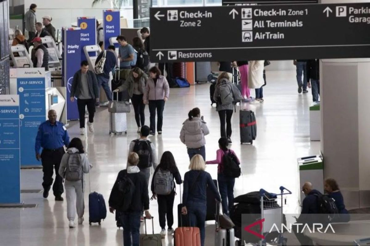 US Airports in Chaos After 40 Days of "Shutdown", Trump Deploys ICE Personnel