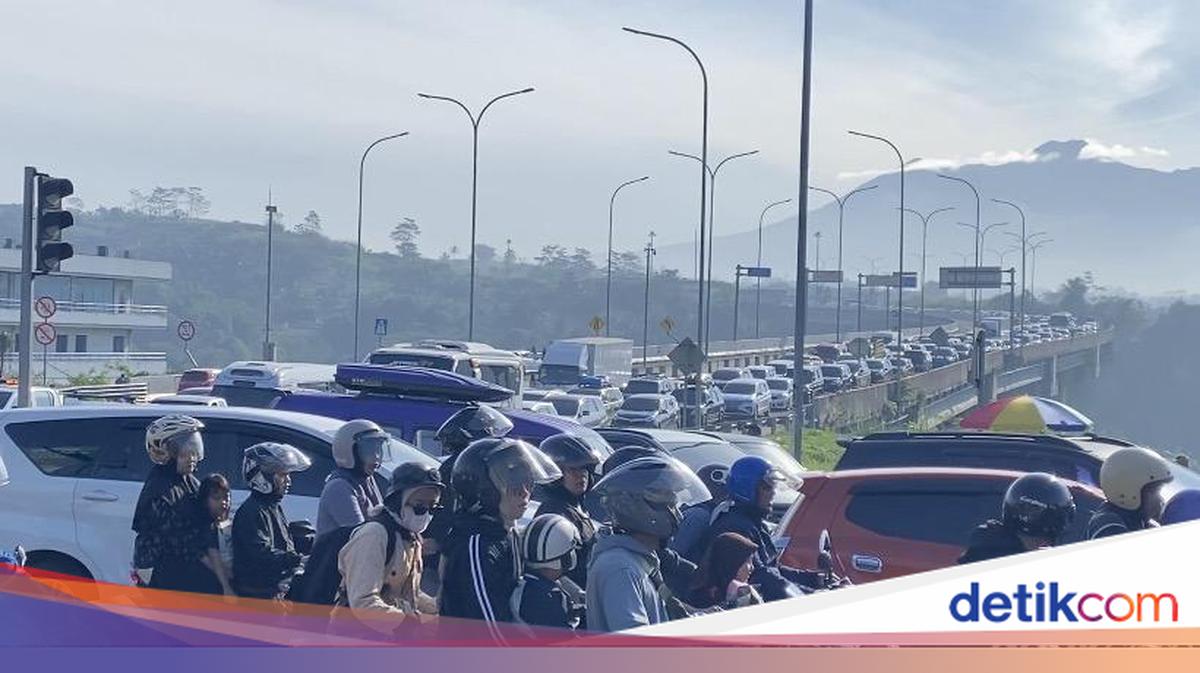 Severe Traffic Jam at Parungkuda Toll Gate on Bocimi Toll Road Nearly Halts Movement, Spilling onto Arterial Routes