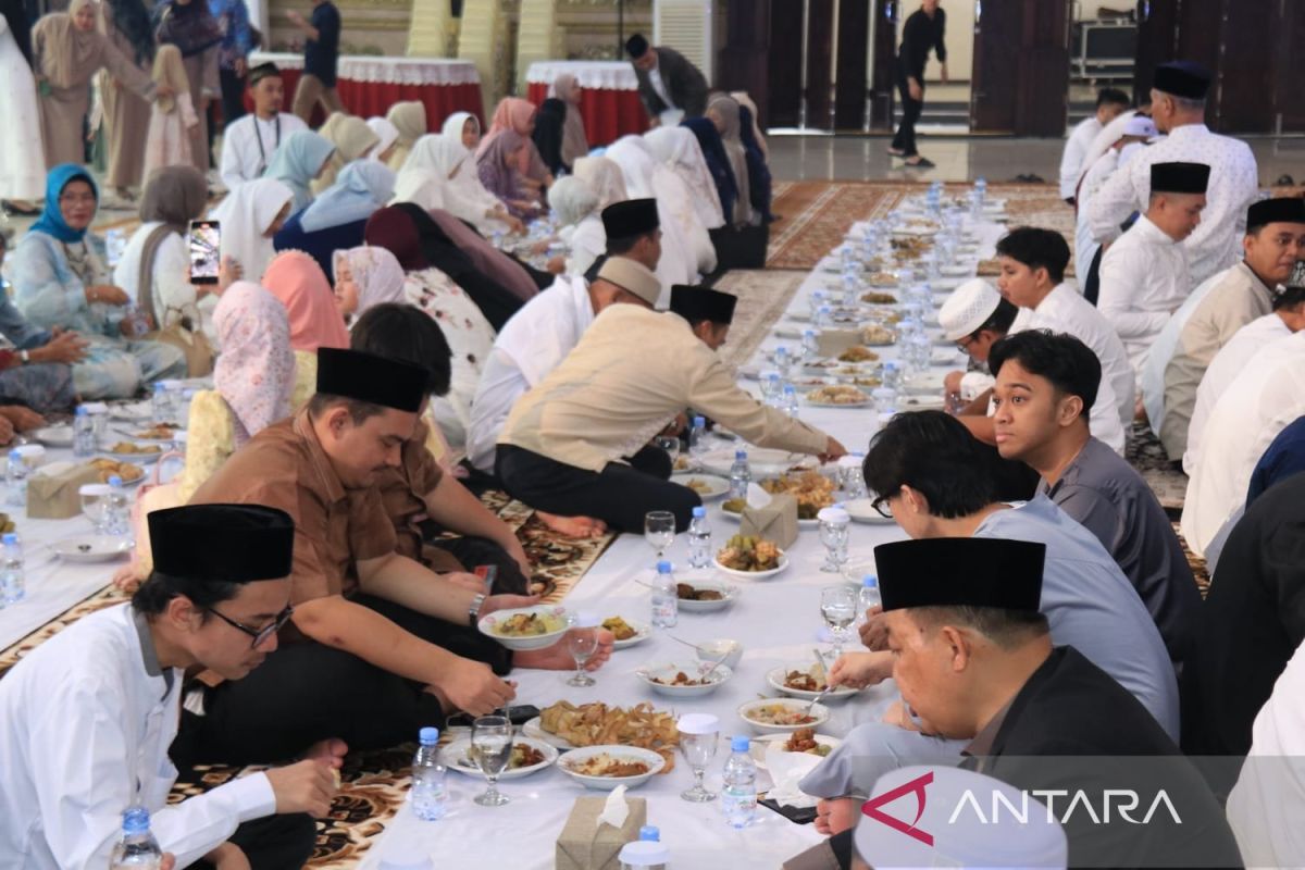 West Kalimantan Governor Preserves Saprahan Tradition During Eid