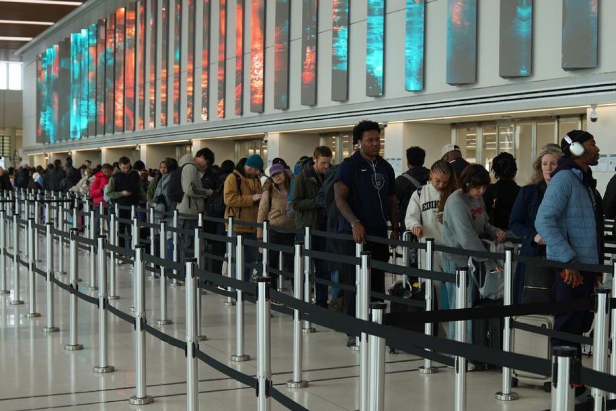 White House to Deploy ICE Agents to Secure Airports During DHS Shutdown