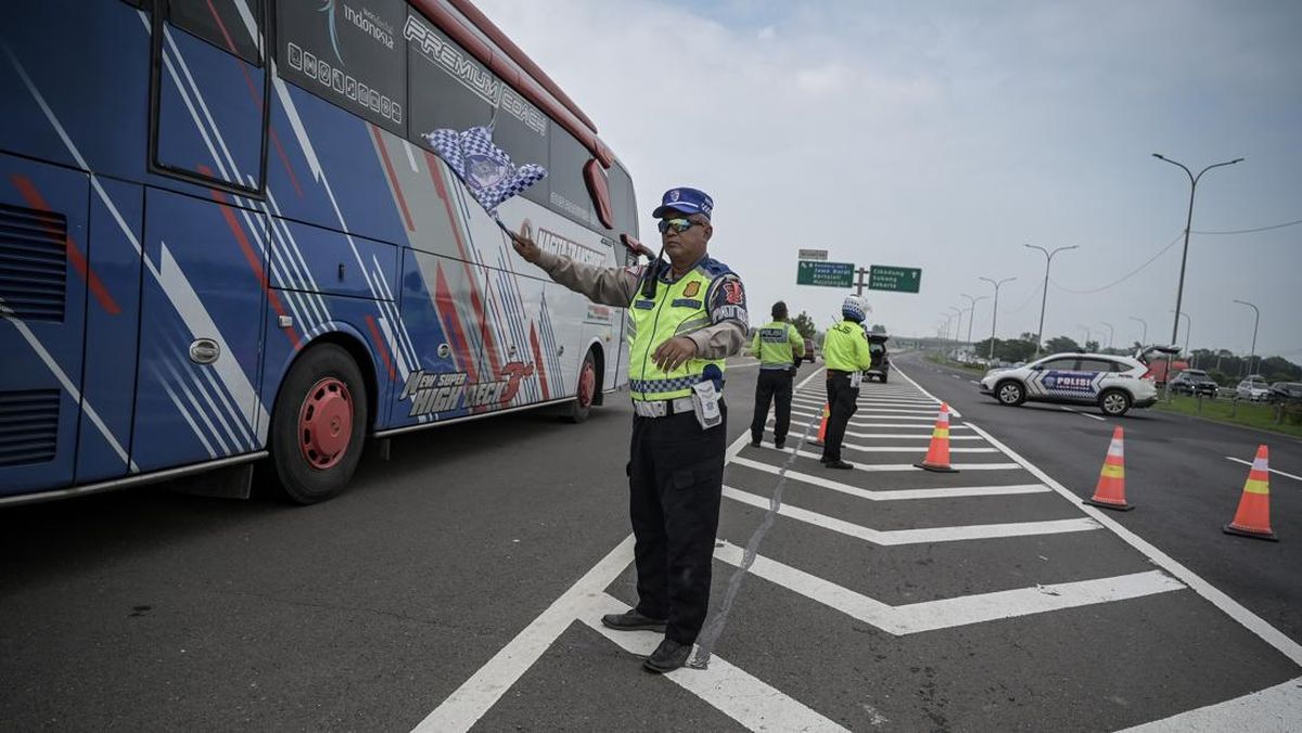 Officers Sterilise Lanes Ahead of One-Way Implementation on Cipali Toll Road