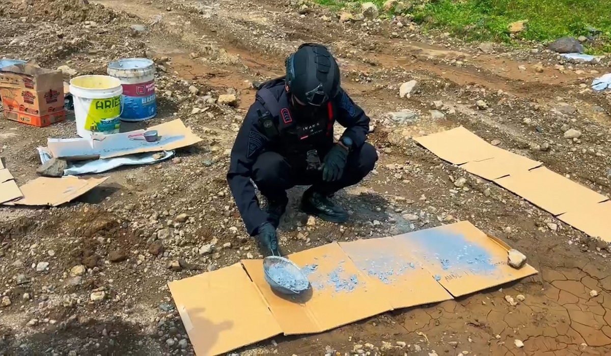 Gegana Team from Central Java Police Brimob Destroys Leftover Explosive Materials from Firecrackers in Semarang