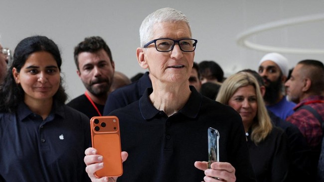 Selling Millions of iPhones, Apple's Boss Asks People Not to Spend Too Much Time on Mobile Phones