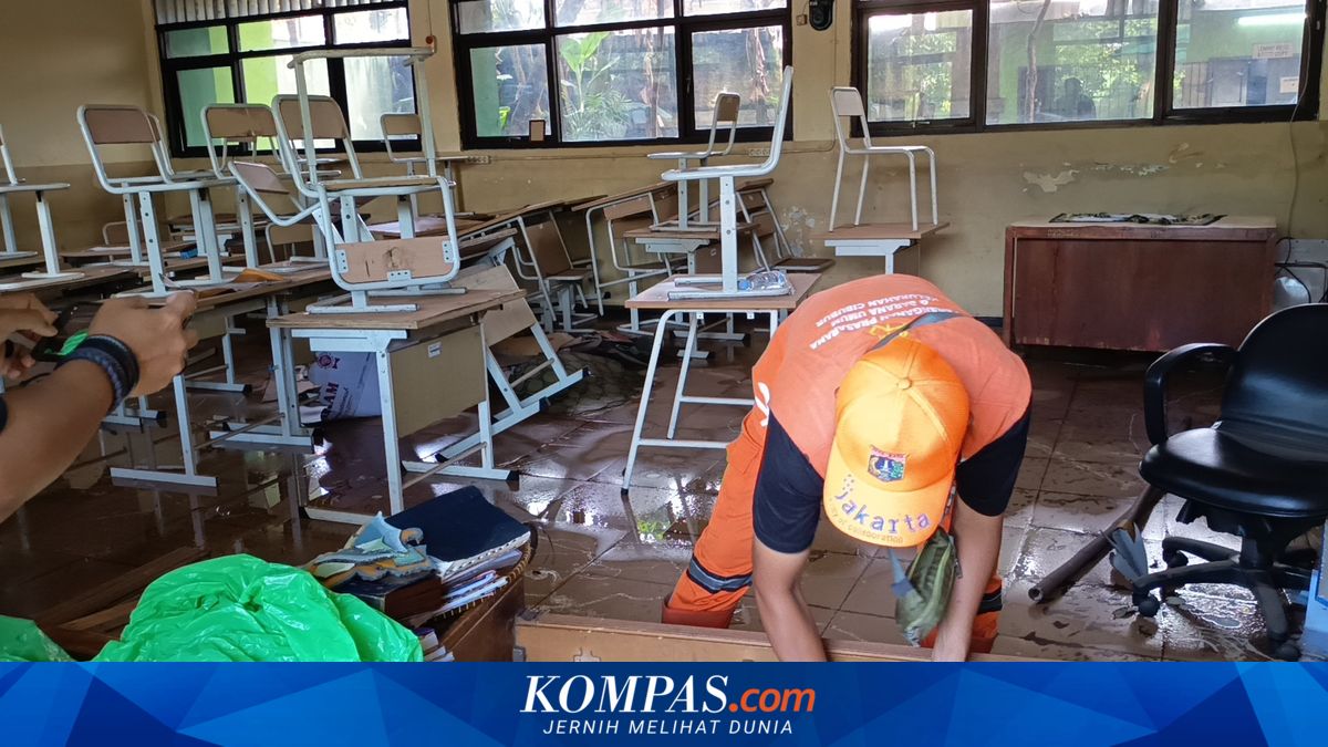 Cleanup of SMAN 99 Jakarta After Flood Targeted for Completion in One Week