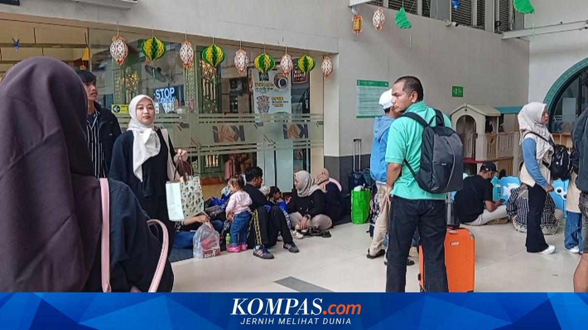 Commuters Still Flock to Pasar Senen Station, Resorting to Sitting on the Floor