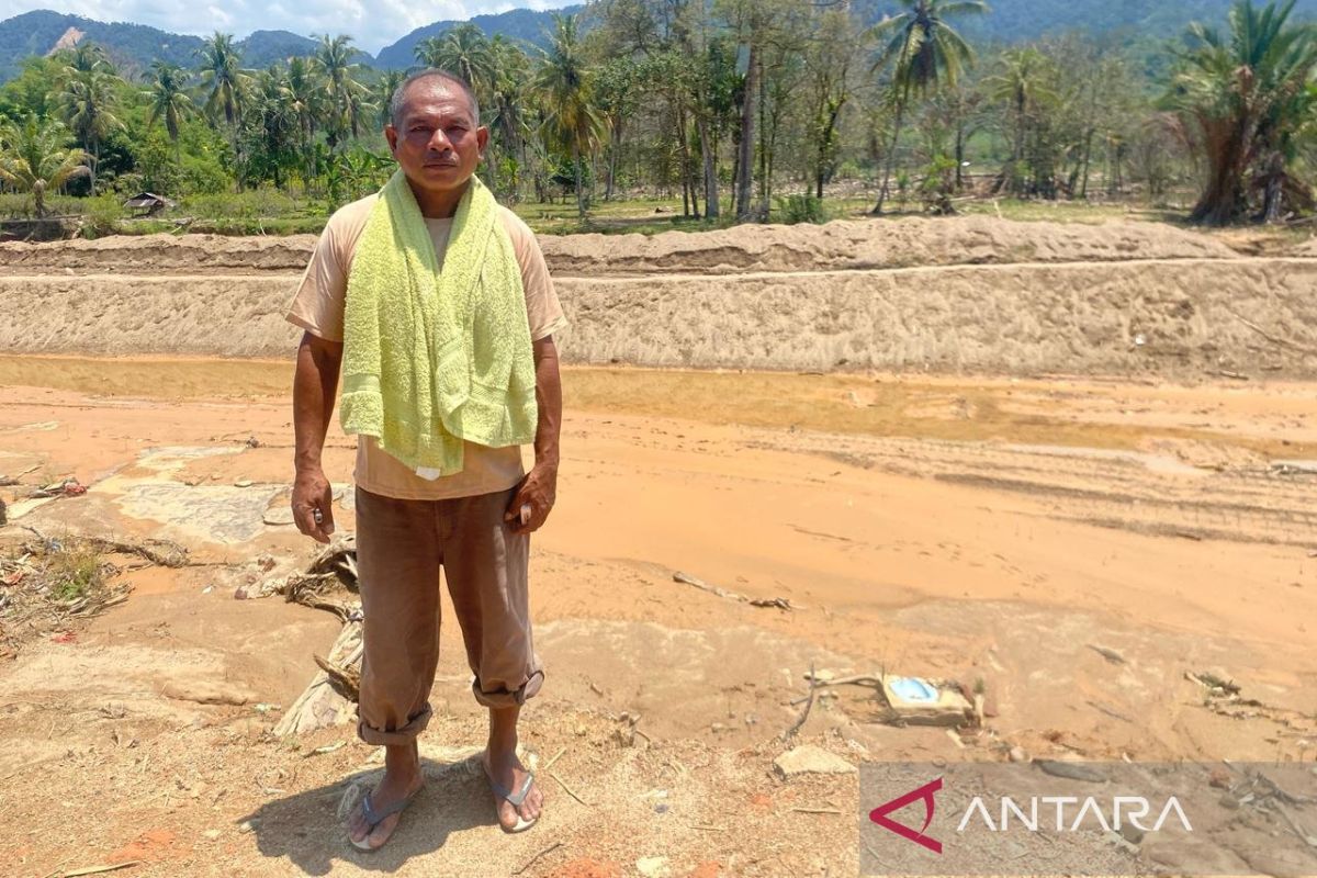 Father's Struggle to Provide Shelter Amid Flood Disaster