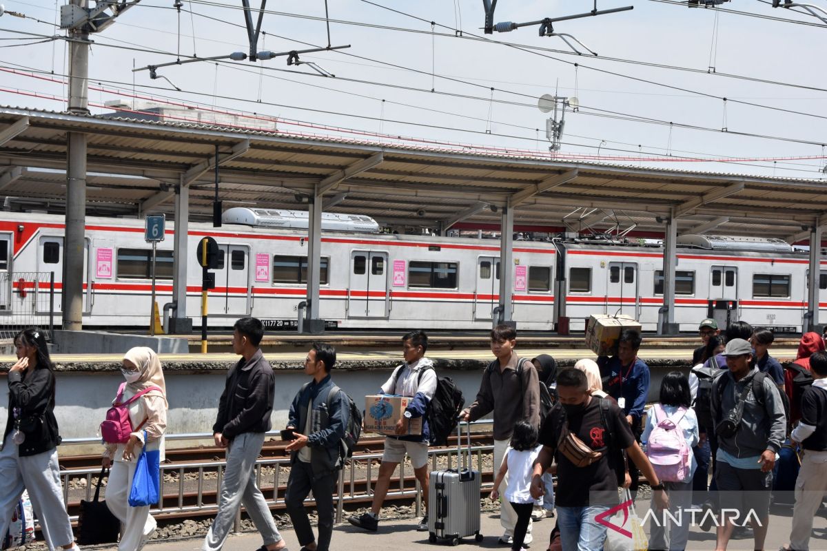 236,000 People Use Jabodetabek KRL on H+2 Lebaran