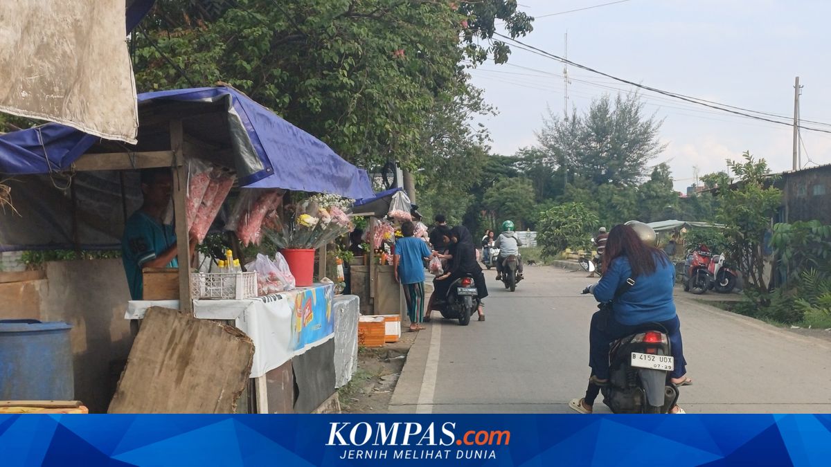 Crowds of Pilgrims Bring a Flood of Profits to TPU Semper Flower Vendors During Eid