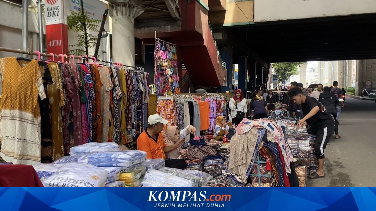 Cipulir Market Closes During Eid, Traders Set Up Stalls on Roadside