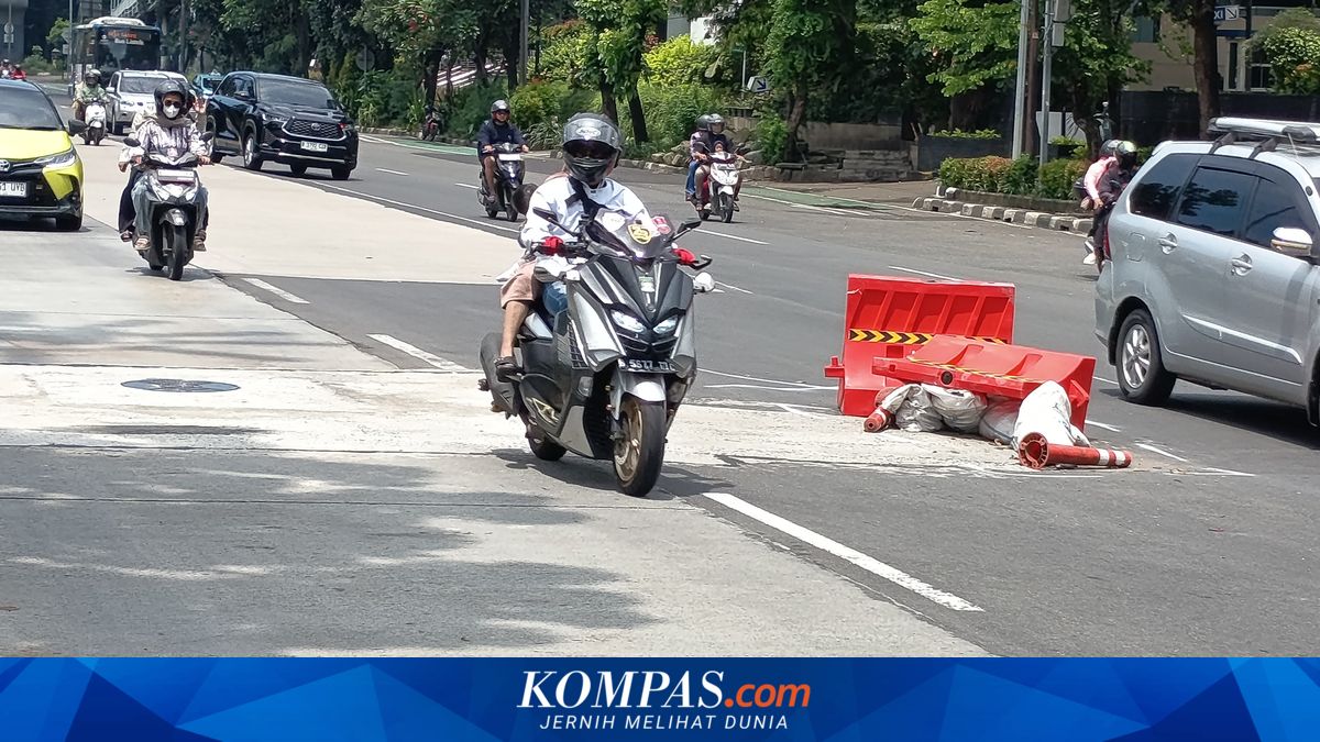 Danger! Damaged Road on DI Panjaitan in East Jakarta Nearly Causes Motorcyclist to Fall