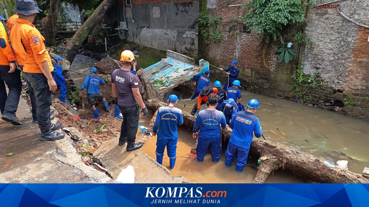New River Embankment Collapses, Printing Business in East Jakarta's Batu Ampar Collapses