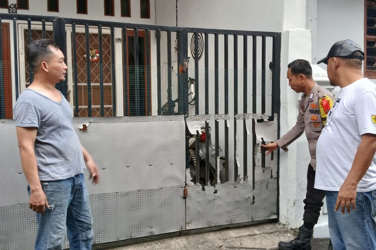 Eid Holiday: Police Monitor Residents' Neighbourhoods in Cengkareng