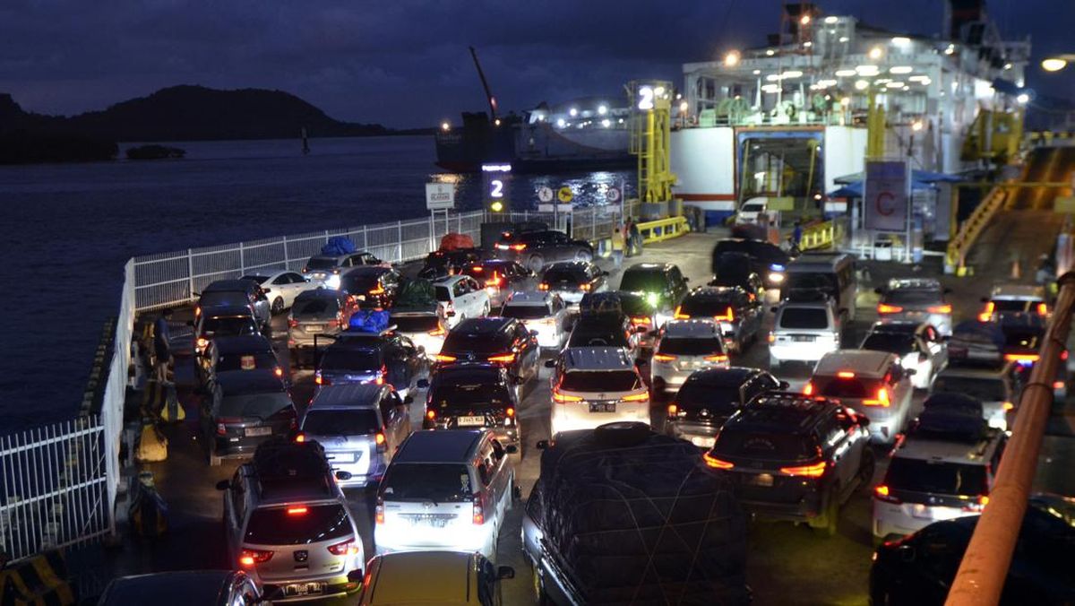 Return Traffic from Eid Exodus at Bakauheni Port Increases on H+2 Lebaran