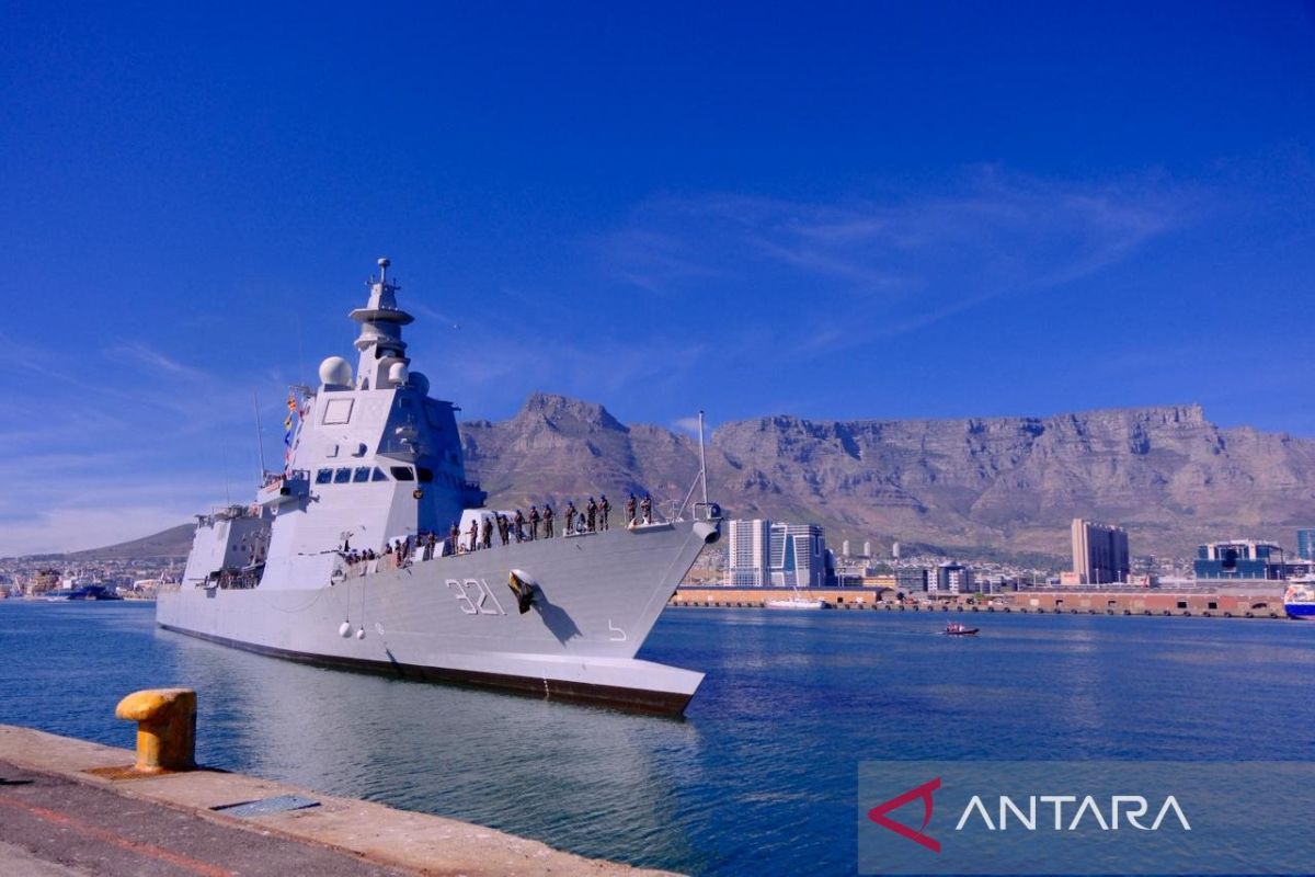 Yesterday's Politics: Ministry of Defence Saves on Fuel Up to New Indonesian Navy Warship