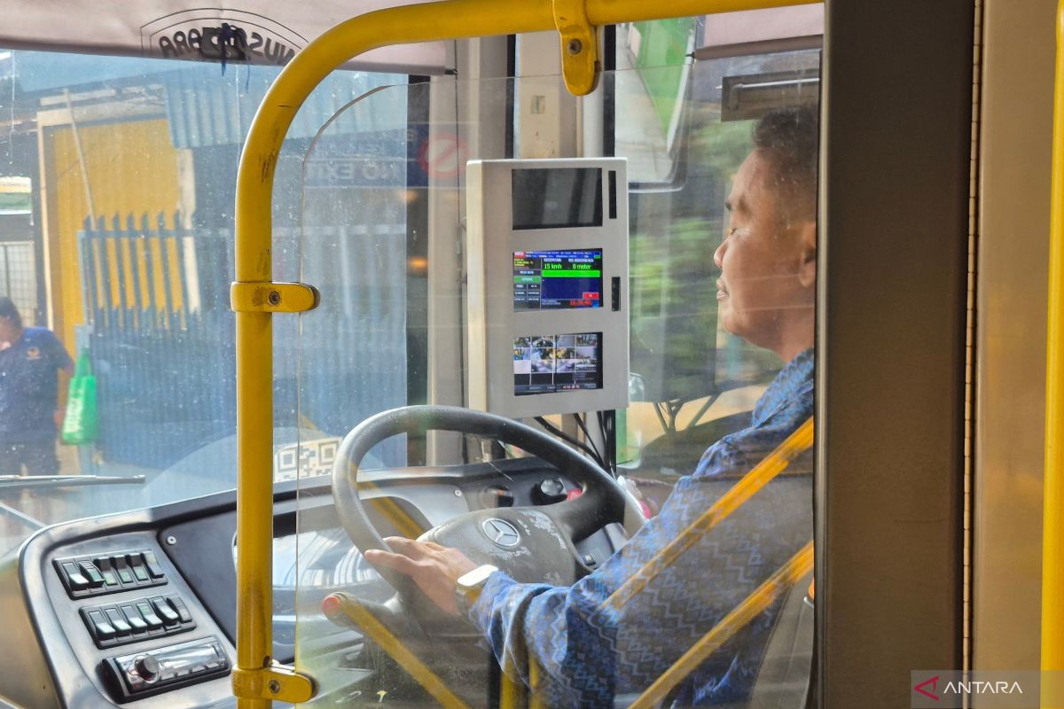 Staying in Jakarta, Struggling for Family Happiness During Eid