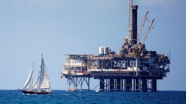 Oil Prices Plunge 10%, Investors Growing Weary of Trump's Manoeuvres