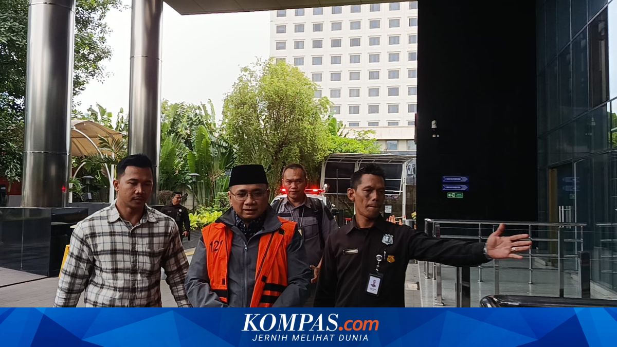 Yaqut Arrives at KPK Wearing Orange Vest, Returns to Detention in Holding Facility