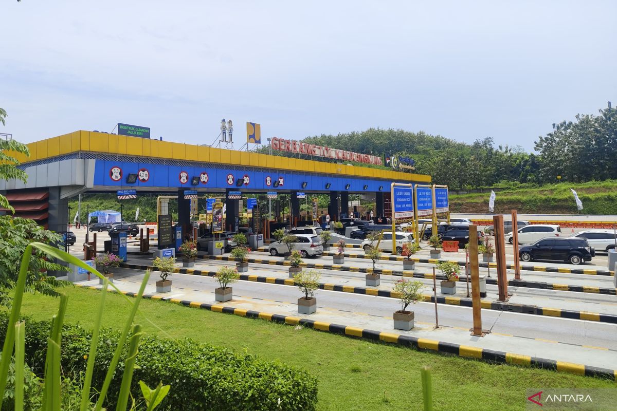 Traffic at Kalikangkung Toll Gate Flows Busily but Smoothly Ahead of National One-Way System