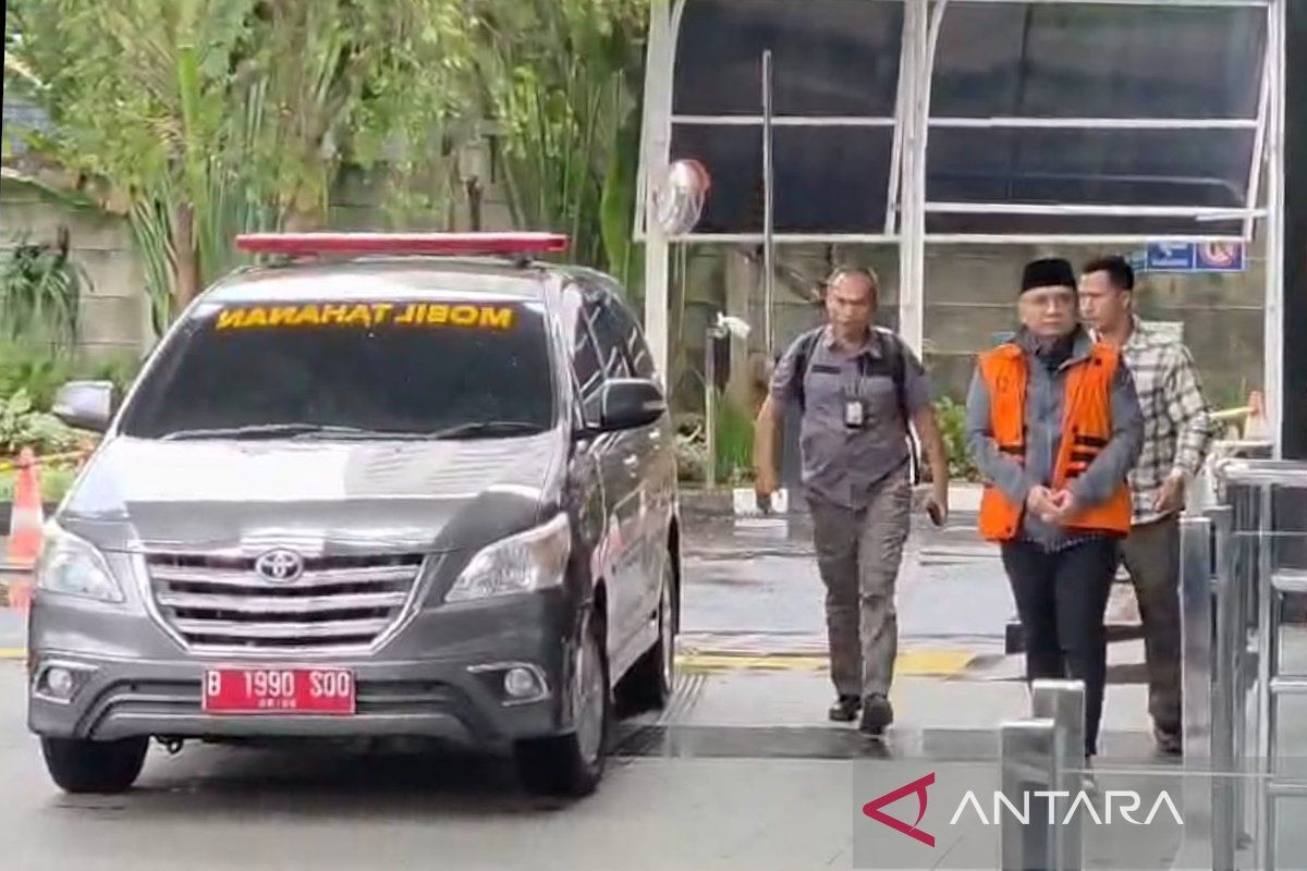 Yaqut arrives at KPK, claims gratitude for celebrating Eid at home