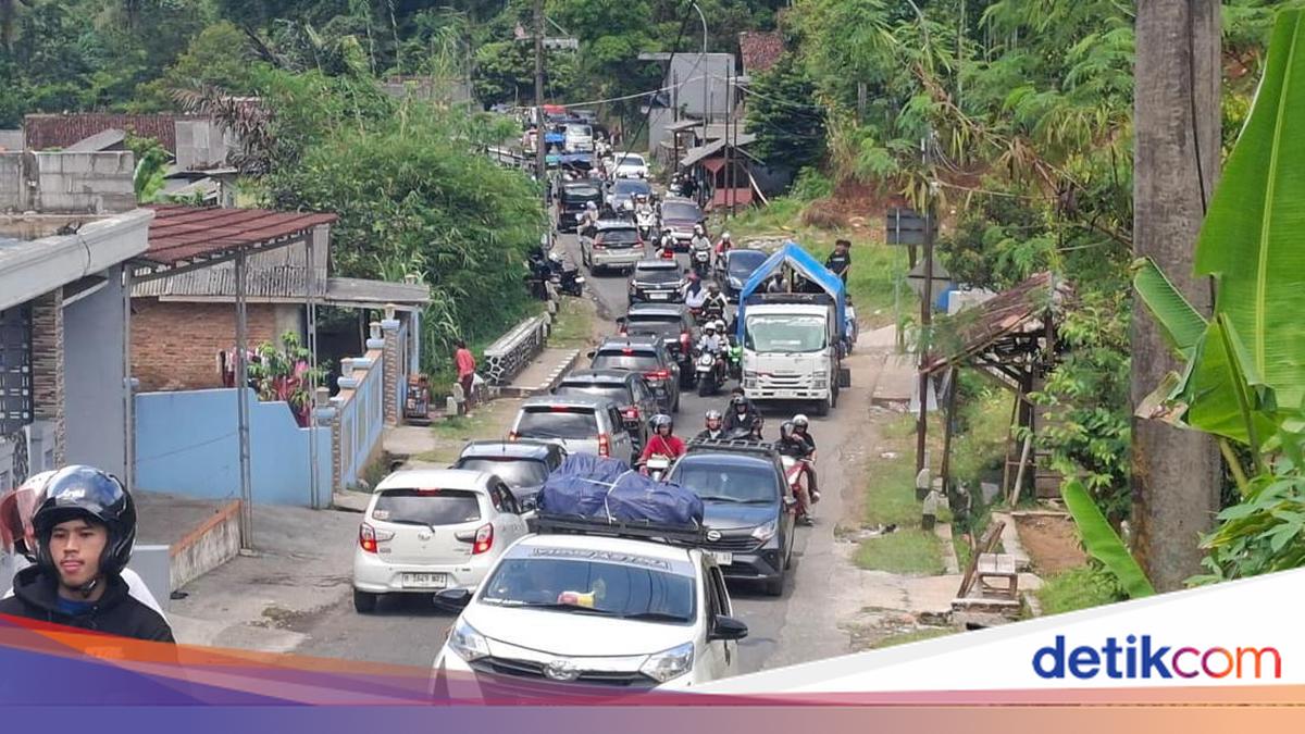 Stories of Commuters Trapped in Traffic on Sukabumi's Arterial Route