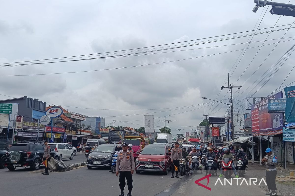 Cirebon City Police Adjust Traffic Light Durations During Lebaran Return Flow