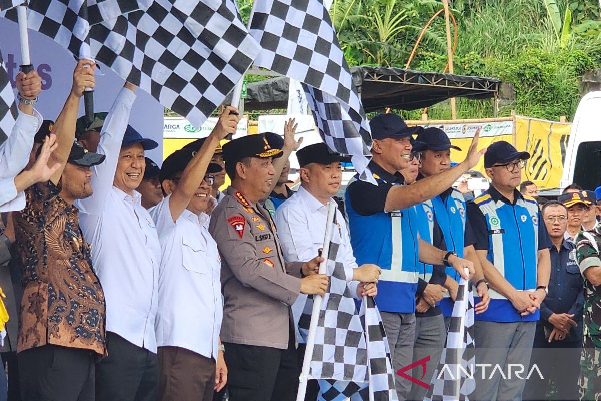 Police chief, ministers launch one-way traffic for Eid return flow