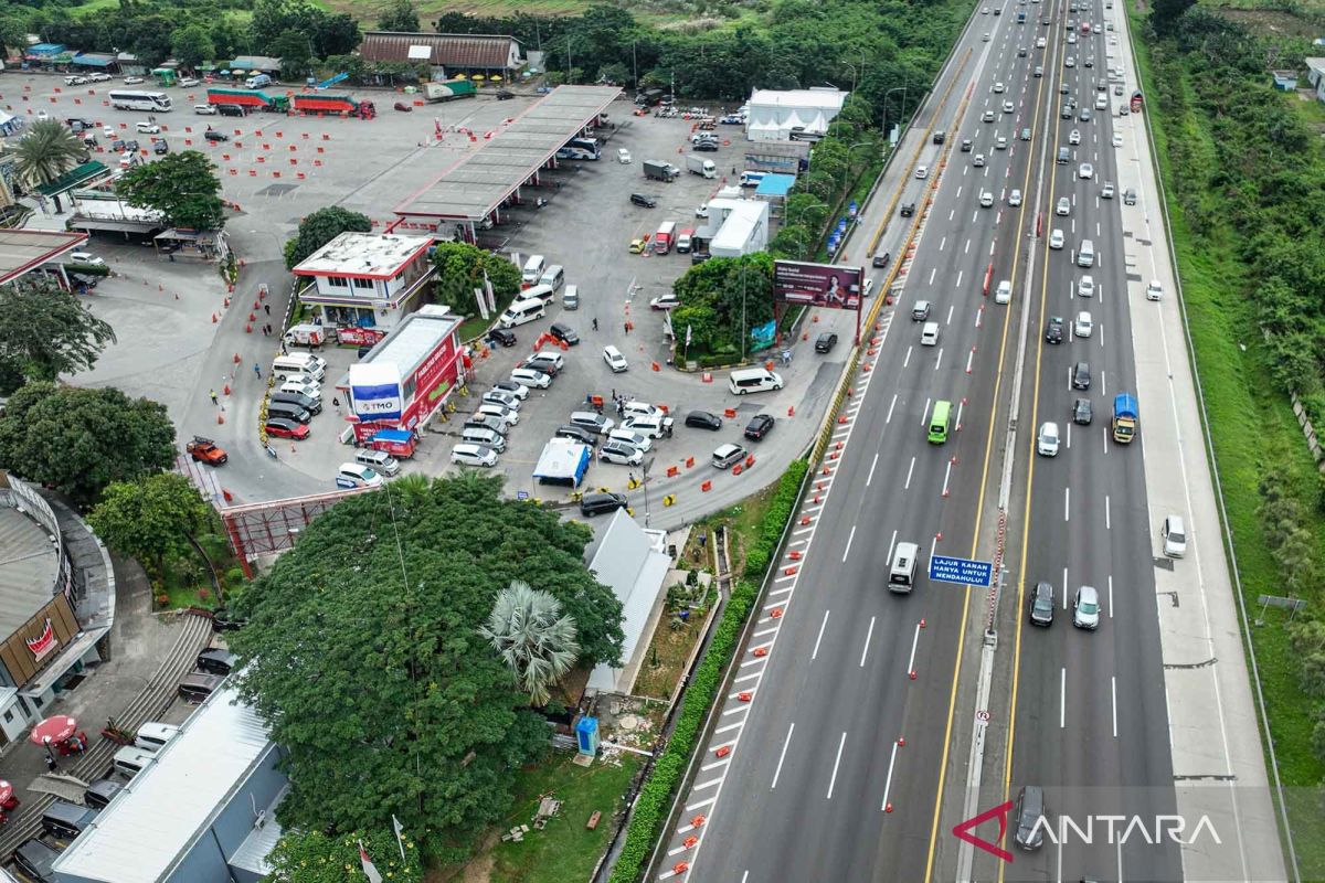 Contraflow traffic engineering implemented on Jakarta-Cikampek Toll Road during 2026 Eid return flow