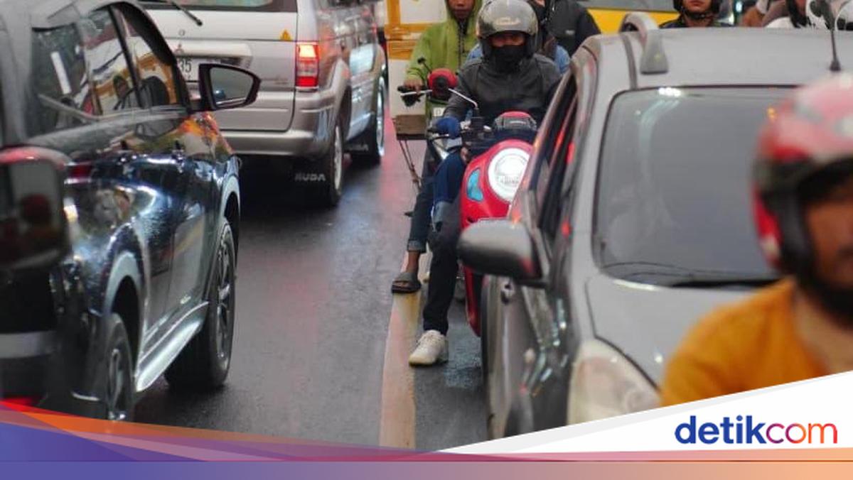 Bandung Police Chief Takes Direct Action to Ease Traffic Congestion in Pacira Tourist Area