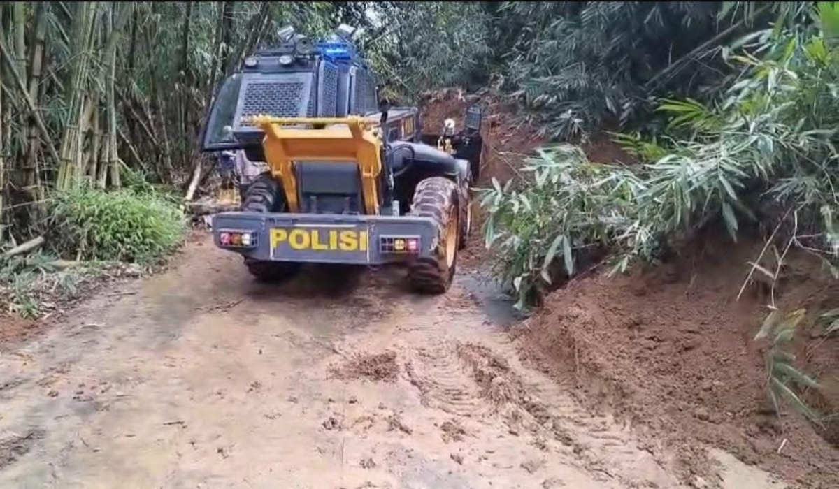 Garut-Sumedang Road Closed Due to Landslide, Joint Team Evacuates Debris
