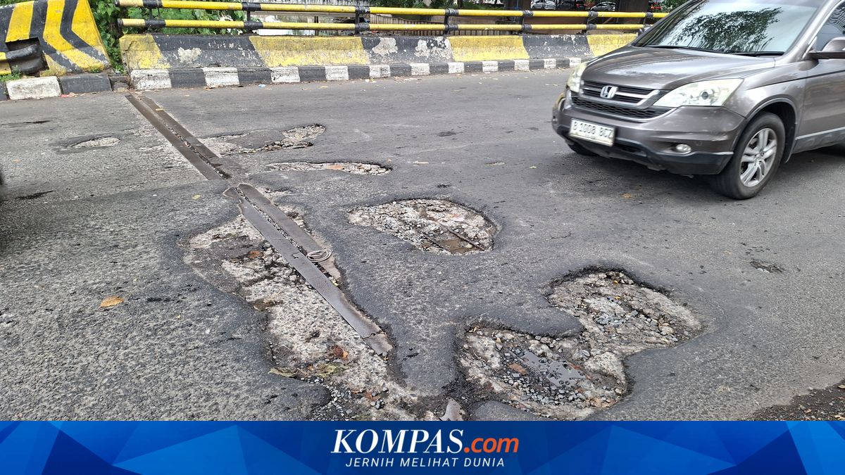 Severe Damage on Daan Mogot Road at Cengkareng Intersection Poses Accident Risk